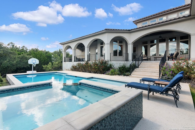 view of pool with an in ground hot tub and a patio area