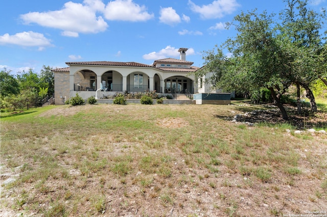 view of front of house with covered porch and a front yard