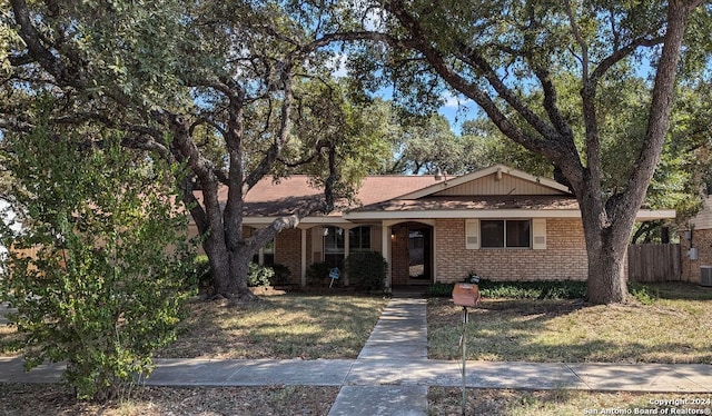 single story home featuring a front lawn