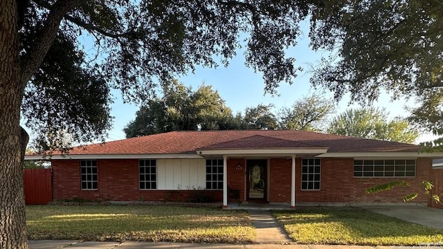 ranch-style house with a front yard