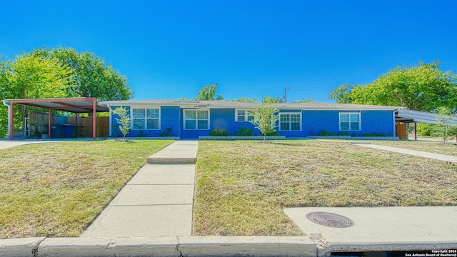 view of front of home with a carport and a front yard