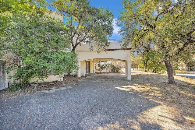 view of front facade featuring a carport