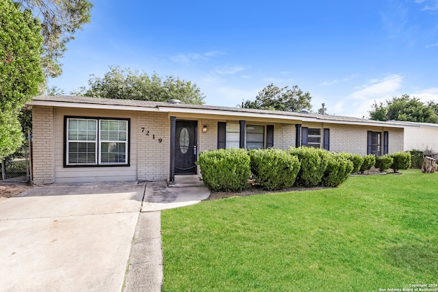 single story home featuring a front yard