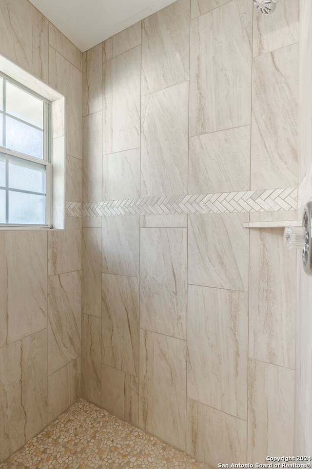 bathroom featuring a tile shower