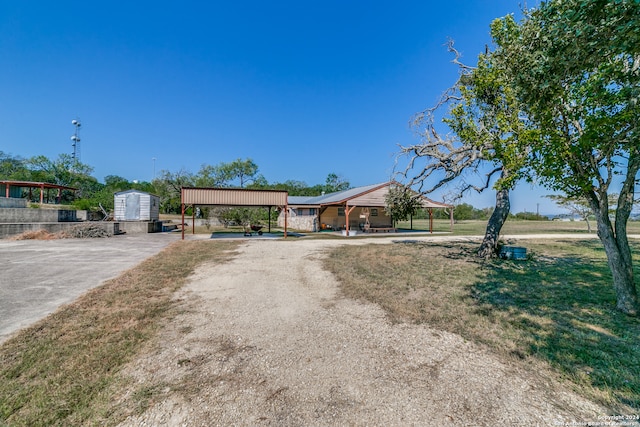 view of front of home featuring a front yard and a carport