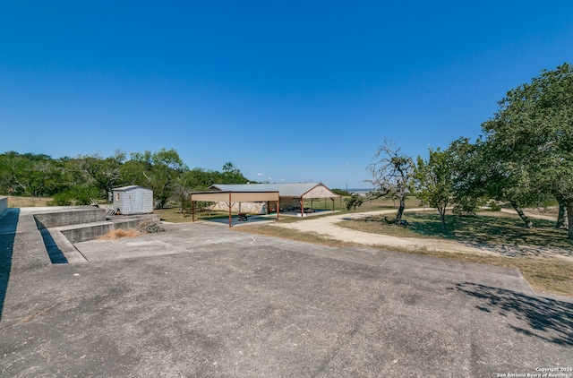 view of yard featuring a storage unit