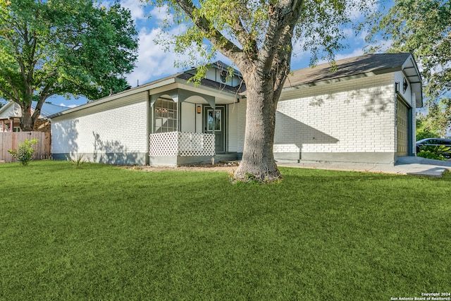 view of front of house featuring a front yard