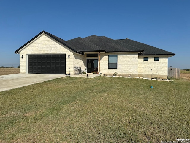 view of front of home featuring a front lawn and a garage