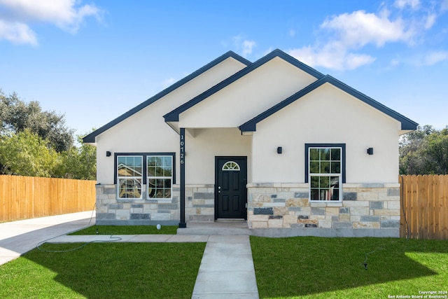 view of front of house featuring a front lawn