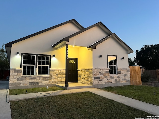 view of front facade with a yard