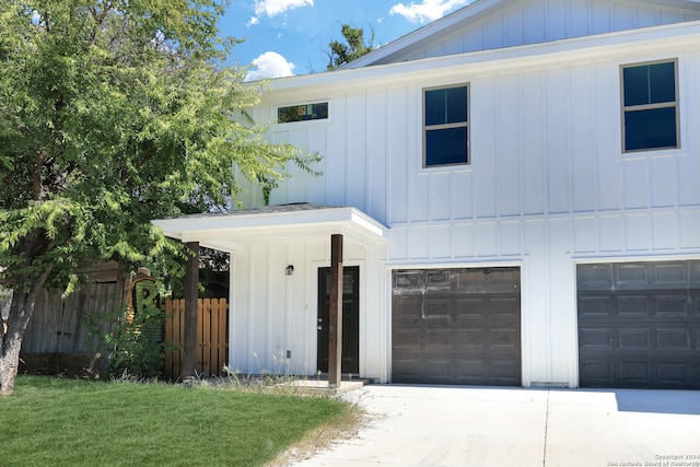 view of front of house featuring a front yard and a garage