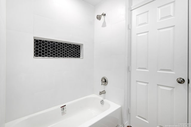 bathroom with tiled shower / bath