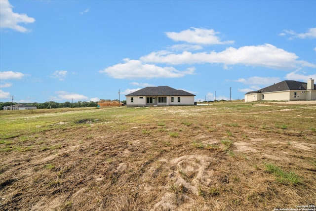 view of yard featuring a rural view