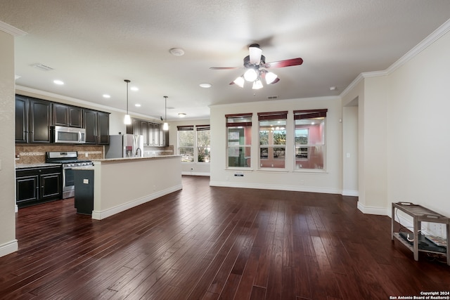 kitchen featuring a center island with sink, dark hardwood / wood-style flooring, appliances with stainless steel finishes, ceiling fan, and pendant lighting