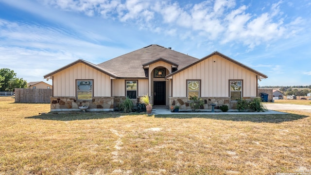 view of front of house featuring a front yard