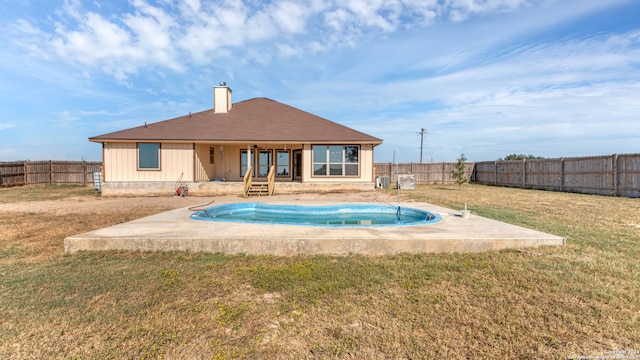 view of swimming pool with a lawn