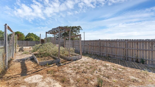 165 Lakeview Cir, La Vernia, TX 78121 - view of yard