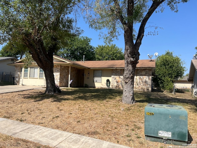 single story home with a front yard