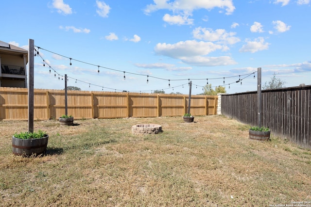 view of yard featuring a fire pit