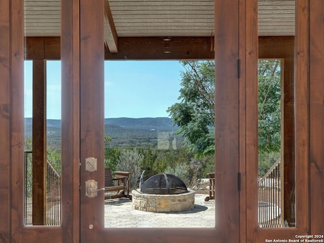 entryway with a mountain view