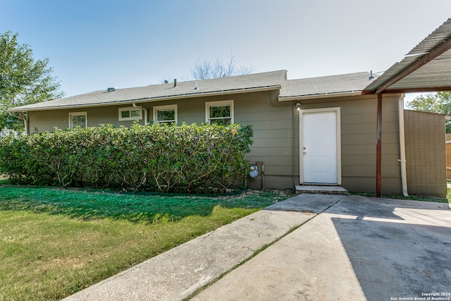 view of front of home with a front yard