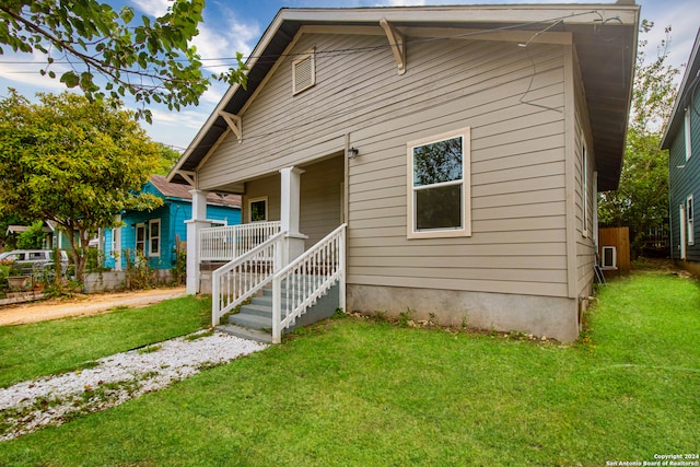 view of front facade featuring a front lawn