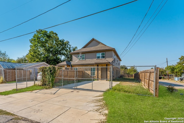 view of front of home featuring a front lawn