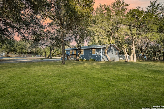 view of yard at dusk