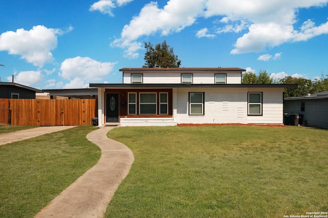 view of front of house featuring a front lawn