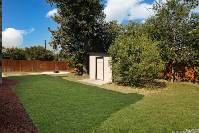 view of yard featuring a storage shed