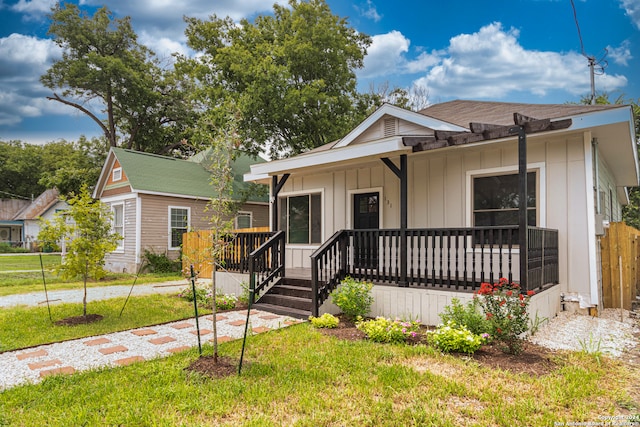 view of front of home featuring a front lawn