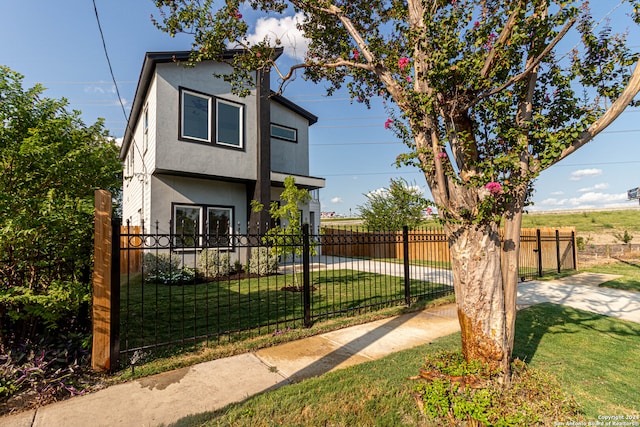 view of front facade featuring a front yard