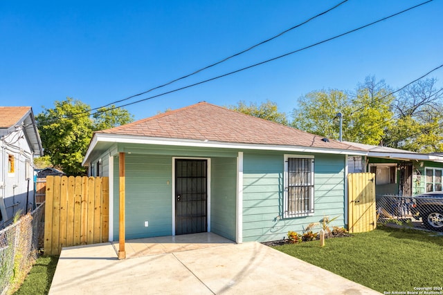 bungalow-style house with a front lawn