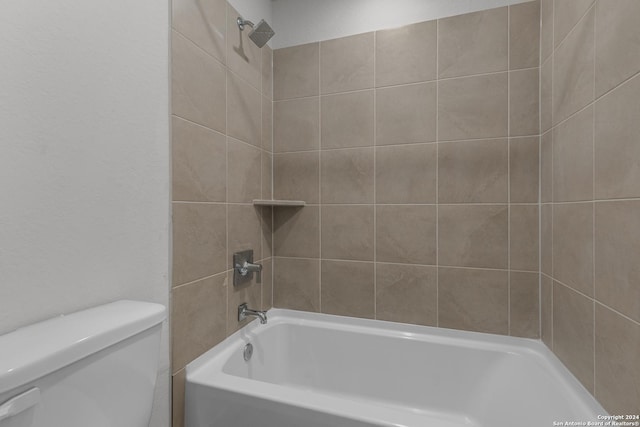2533 Solon Ln, Seguin, TX 78115 - bathroom featuring toilet and bathing tub / shower combination