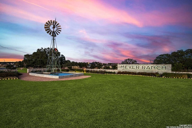 view of property's community featuring a lawn