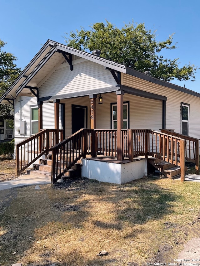 view of front facade featuring covered porch and a front yard