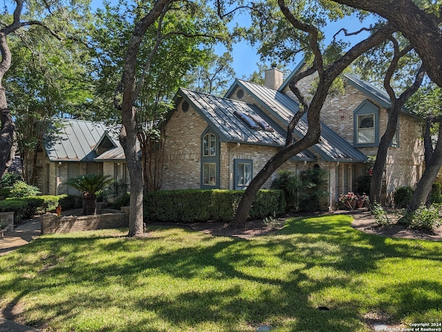 english style home featuring a front lawn