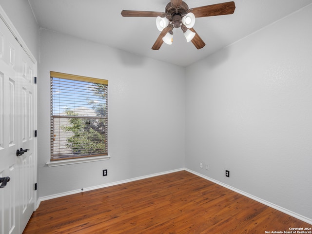 unfurnished room with dark wood-type flooring and ceiling fan