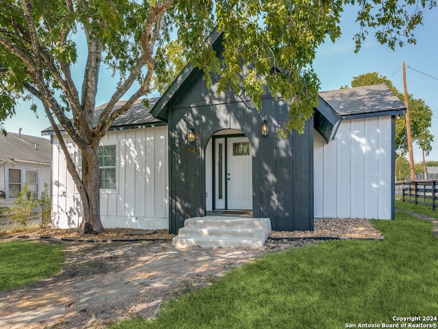 view of front of house with a front lawn