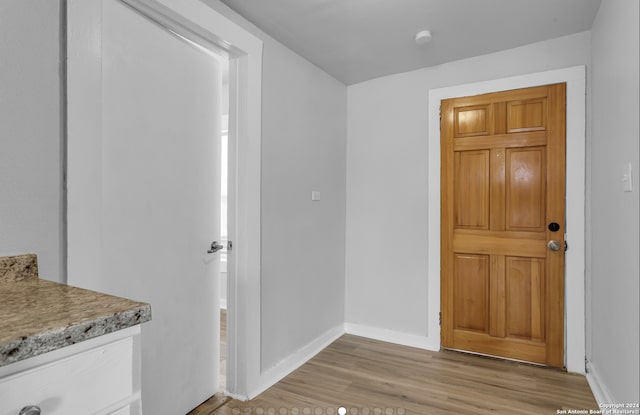 1627 Montezuma St, San Antonio, TX 78207 - entrance foyer with light wood-type flooring and baseboards
