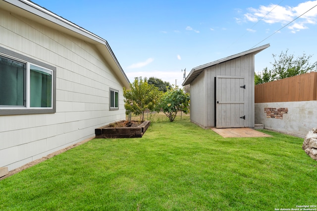 view of yard featuring a storage unit