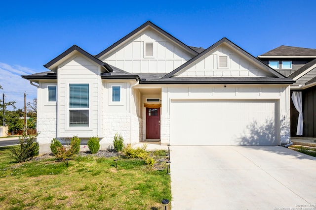 view of front of home featuring a front yard and a garage