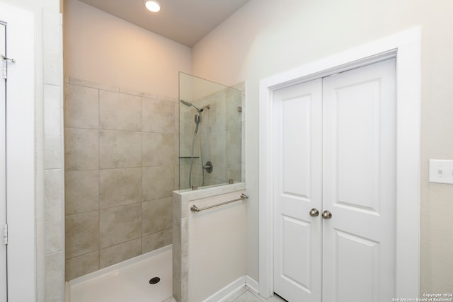 bathroom featuring a tile shower