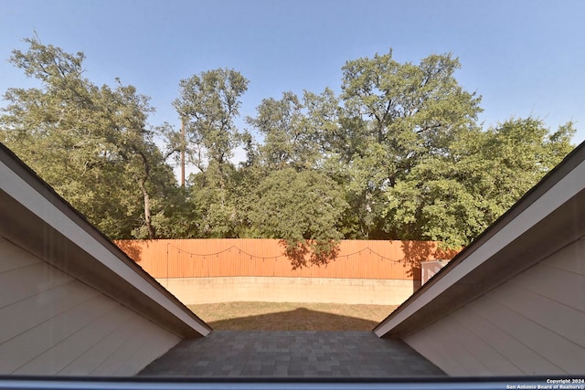 view of yard featuring a patio