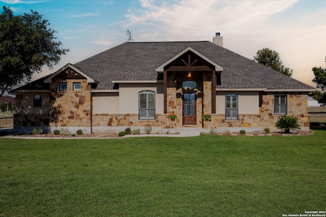 view of front facade with a lawn