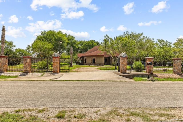 view of front of property featuring a front lawn