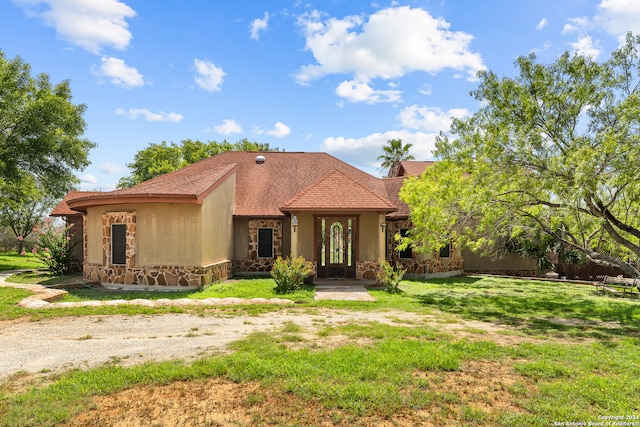 view of front of house with a front yard