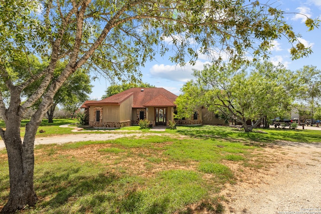 view of front of property featuring a front lawn