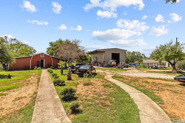 view of yard with an outbuilding