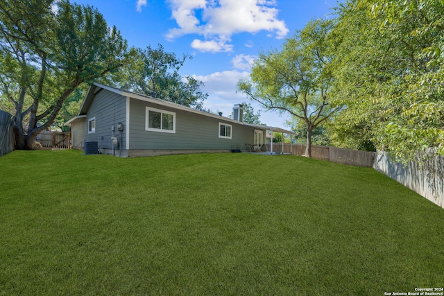 view of yard featuring central AC unit